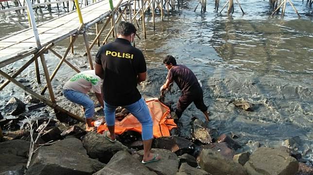 Polisi evakuasi mayat Laura yang dibuang ke laut oleh pacarnya sendiri, Stevanus. (dok polisi)