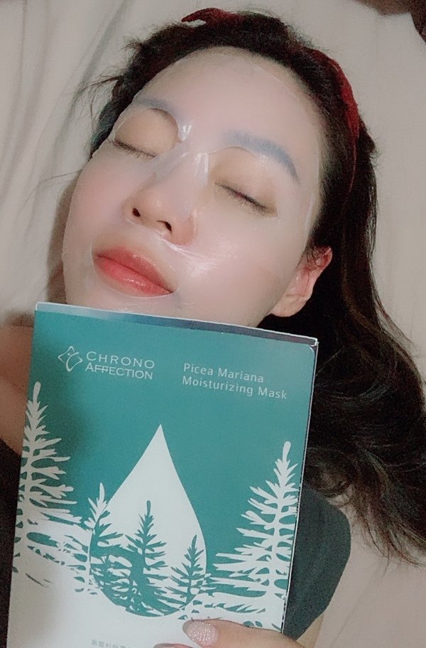 倪倪愛保養－（面膜推薦）網紅名媛肌膚水嫩透亮乾濕分離保濕神級般的面膜聖品－CHRONO AFFECTION時間寵愛黑雲杉保濕永恆生物纖維面膜直擊開箱