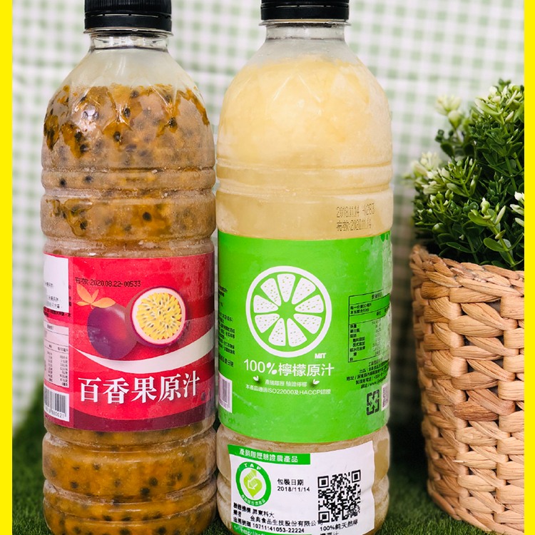 【 享檸檬 】 商品種類：冷凍100％原汁 內容量 ：950ml 保存方式：冷凍保存兩年 食用方式：食用方法及步驟： 方法1：本品可直接用水稀釋10-20倍使用(依個人喜好做調整)，亦可加入其他飲料中