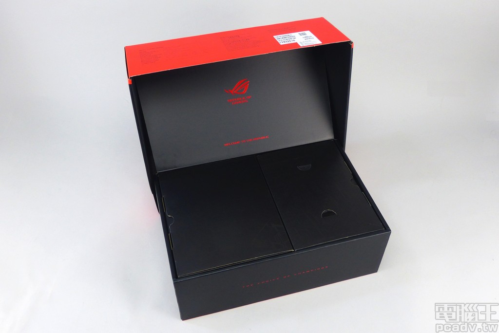 掀起 ROG Thor 盒裝依舊有著迎賓設計，電源供應器本體與<a href=