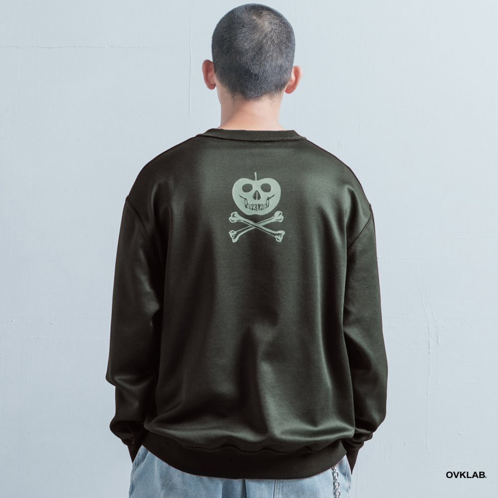 OVKLAB Damage Sweatshirt OVKLAB發表大學TEE款式，以復古大學TEE為參考藍本，寬鬆版型，雙面皆可以穿搭為設計訴求，一面為具有絲光感的面料，一面為短毛面料，並於領口、手袖