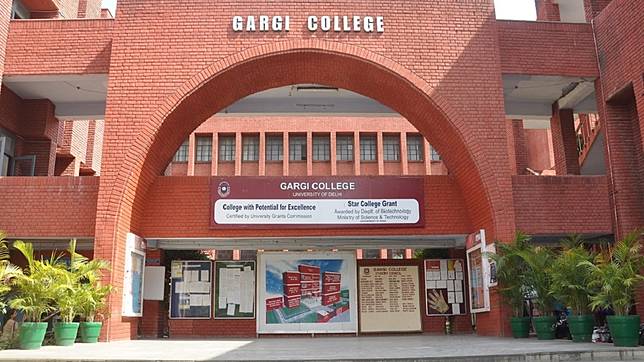 印度加爾基女子大學日前發生有上千名男子翻牆闖入校園，對當時參加學校結業式的女大生集體性侵。(圖／翻攝自加爾基女子大學官網)