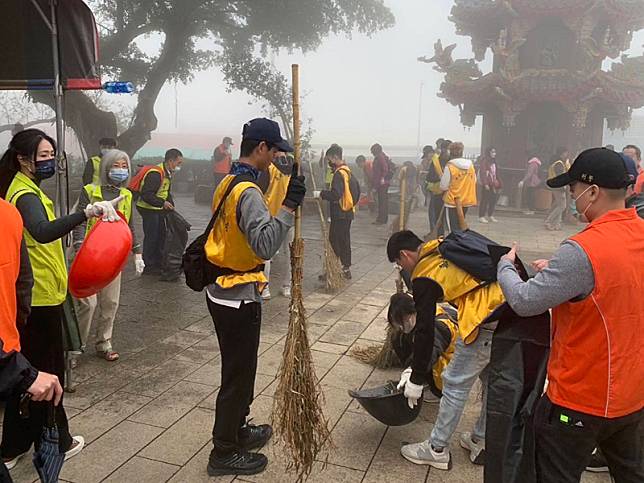 嘉義縣警察局帶領少年前往半天岩紫雲寺淨山做公益。（記者張翔翻攝）