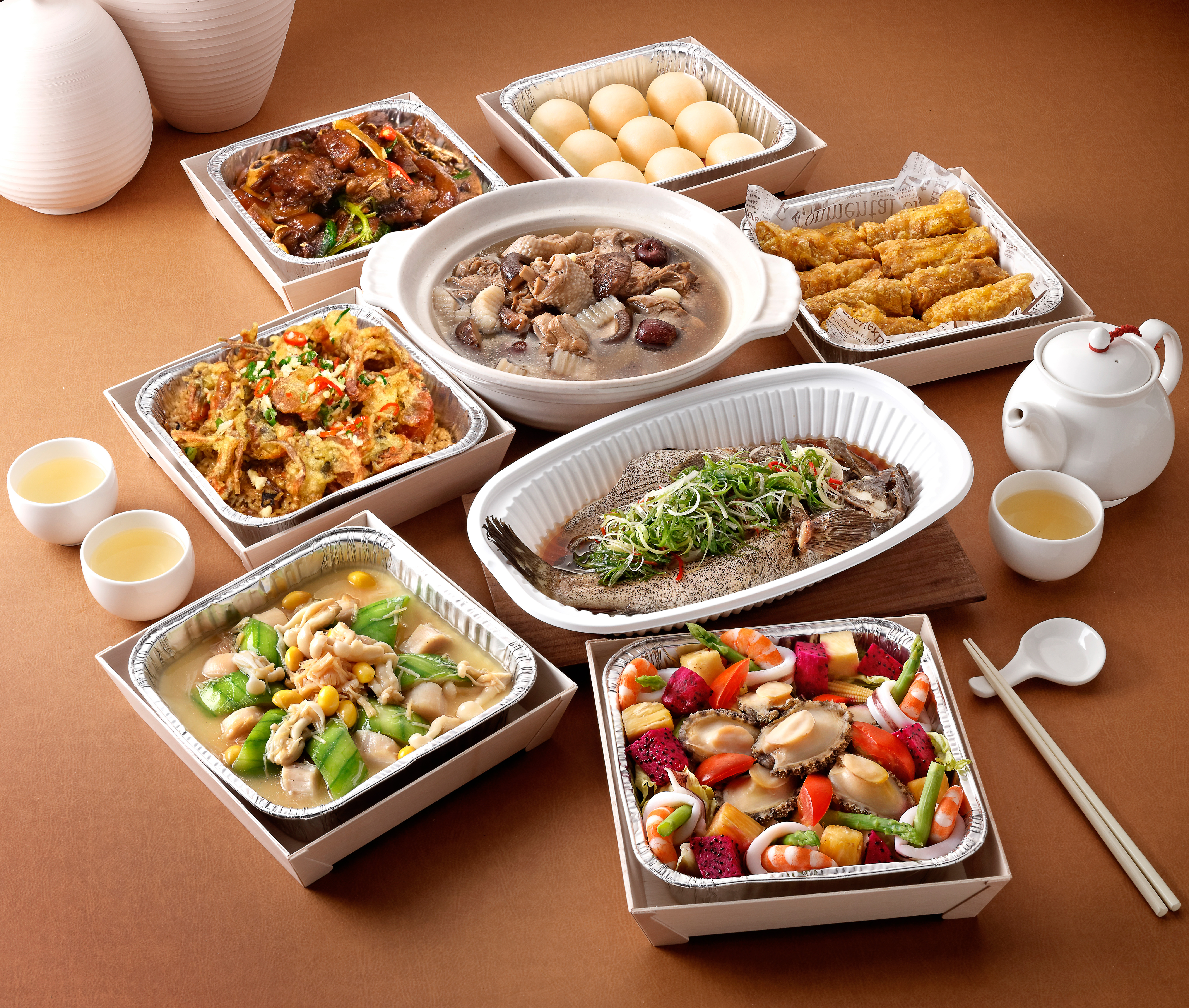 林口店「欣葉小聚」推出寵愛媽咪餐：吉品鮑魚海鮮沙拉、鮮蝦香芋卷、雙貝燴絲瓜、蔥油石斑魚、三杯Q彈豬腳、黃金流沙包、軟殼蟹米糕、花菇淮山燉雞鍋(外帶加贈梅子醋)，推薦價6,990元(圖片提供/ MITSUI OUTLET PARK 林口)