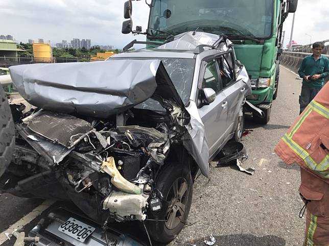 國一接台64線匝道8車連環撞2駕駛受傷事故現場管制中 自由電子報 Line Today
