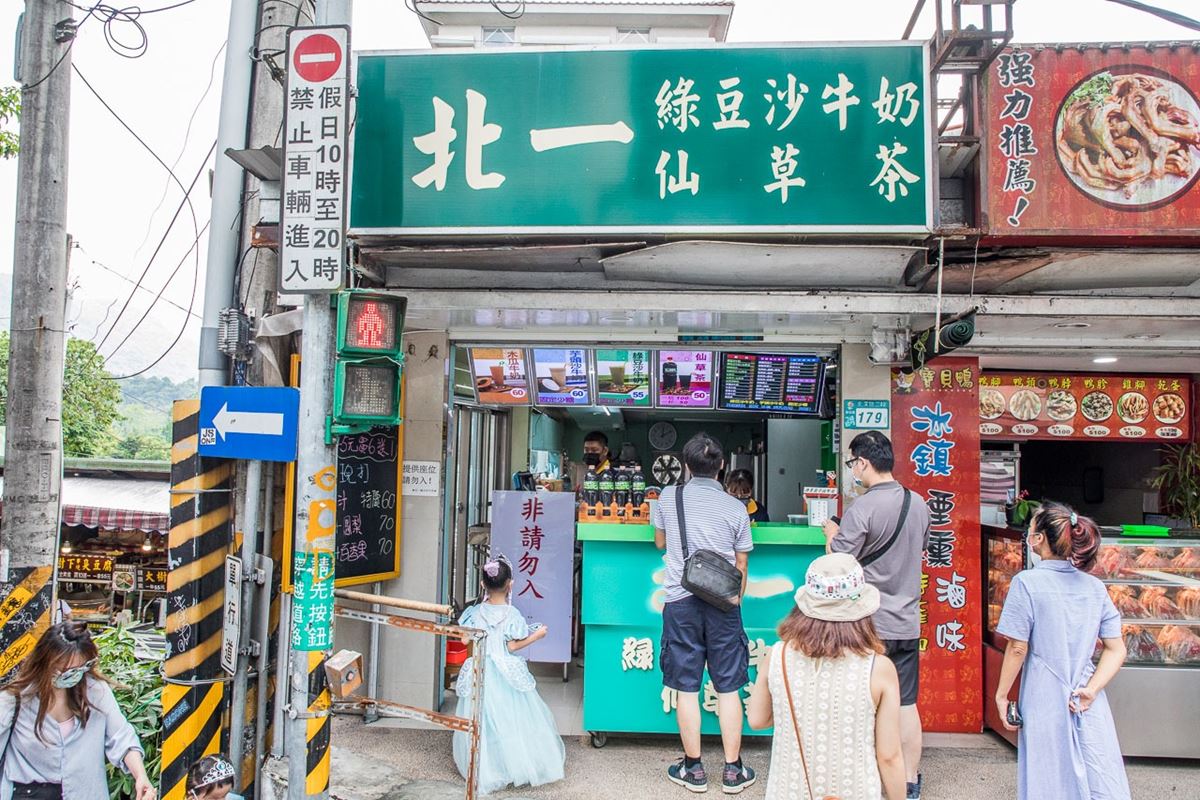 不只臭豆腐！老饕帶路「深坑老街」７必吃：最強雞屁股、豆腐麻糬、芋圓冰