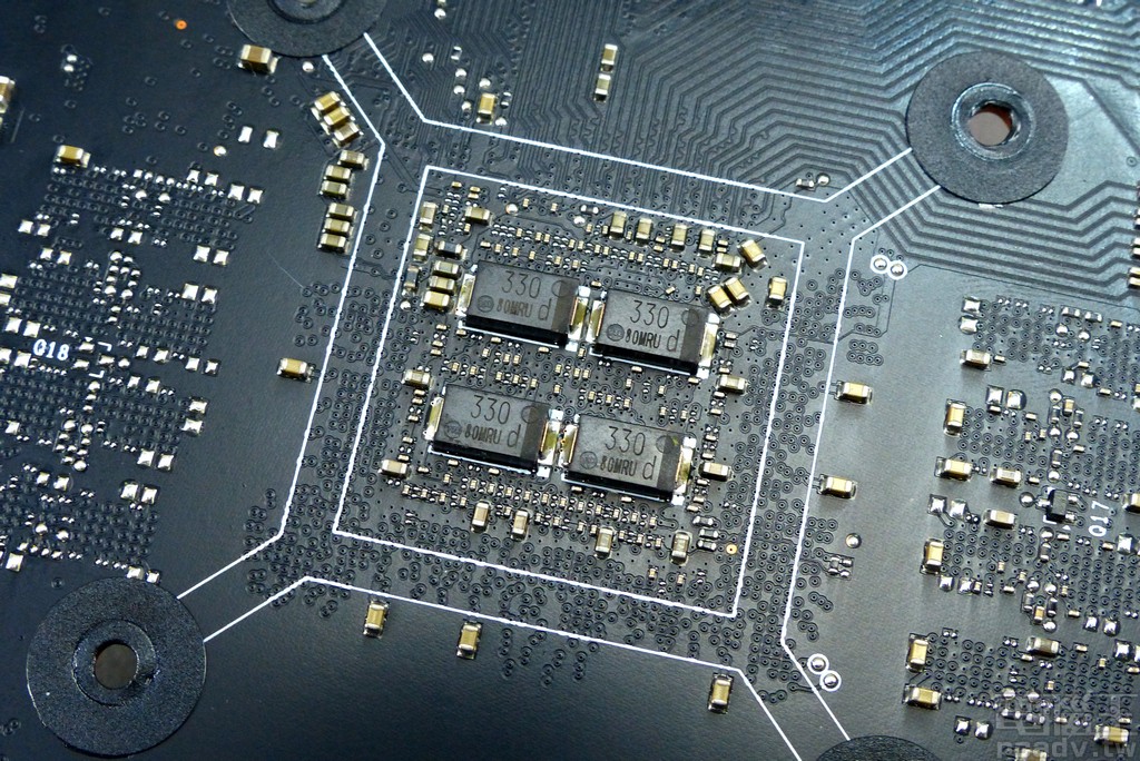 TU116-300 電路板背面相對應位置焊有 4 顆 Panasonic 導電性高分子鋁電解電容（SP-Cap）330μf，以及多個積層陶瓷電容