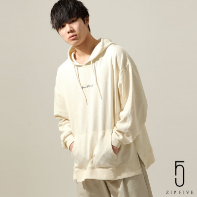 流行的寬鬆版型 兩側衣襬的分岔增添特徵 整季都適合穿著的內圈毛素材 混聚氨酯具有伸縮性的羅紋織布 輕柔膚感，穿起來不緊繃