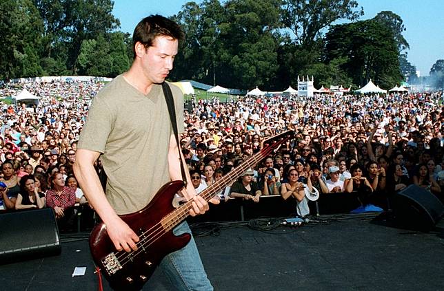 Nggak Cuma Jared Leto, Ini Dia 10 Aktor Hollywood Yang Juga Seorang Frontman Band