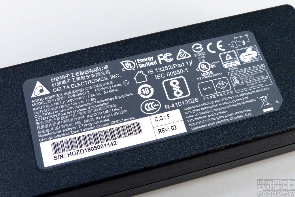 外接 90W 變壓器為 Delta 台達電製造，轉換效率等級為 VI，相對於 V 級而言，無論是在空載或是負載均要求更高的轉換效率。（90W 變壓器 12V 直流輸出：V 級空載消耗功率小於 0.5W、負載效率大於 87％；VI 級空載消耗功率小於 0.21W、負載效率大於 88％。）