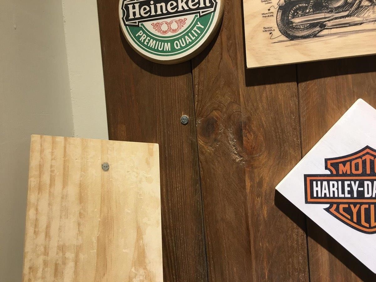 棧板杯墊和隔熱墊的美式圖案，是先用印表機印在紙上，再透過轉印劑轉印到木板上；杯墊後方則是利用強力磁鐵固定。