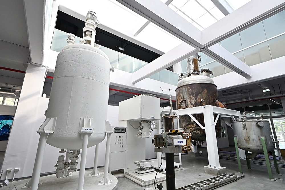 塑膠產業館展示當年的機器設備，圖為當時世界最小的PVC重合槽。(攝影/Carter)