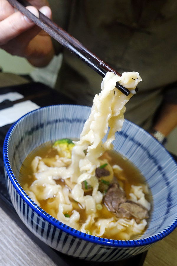 台灣郎正宗牛肉麵-松江南京站好吃牛肉麵，清燉/紅燒/蕃茄/咖哩牛肉麵、油潑抄手麵、手工水餃，中山區牛肉麵推薦(附台灣郎正宗牛肉麵菜單)