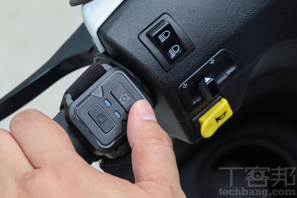 許多行車記錄器提供額外的手動鎖檔控制器，可固定在機車把手處，以便即時保存重要影片檔案。