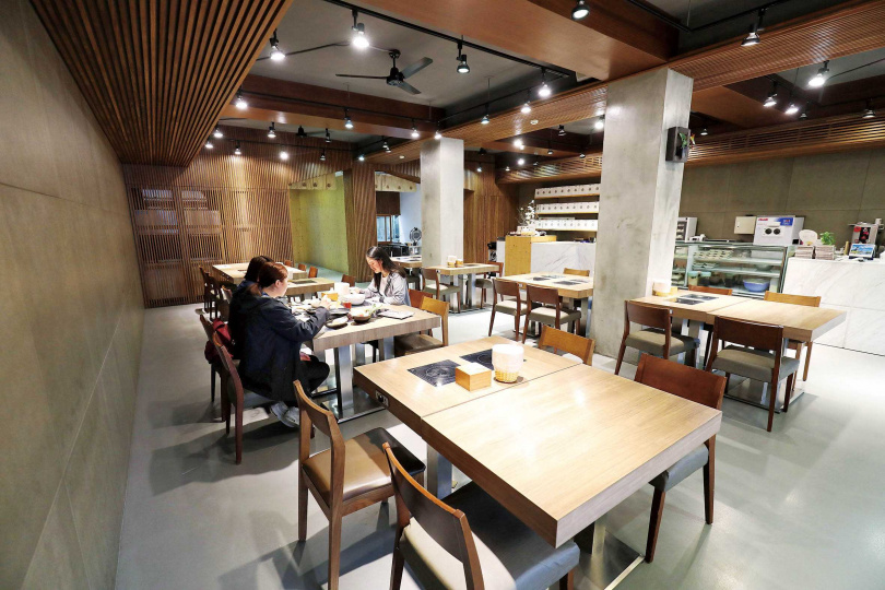 豆佐和風料理餐廳裝潢走日式簡約風。（圖／于魯光攝）