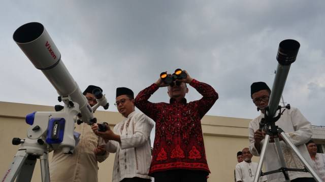 Anggota tim Hisab Rukyat Kemenag DKI Jakarta memantau hilal di Gedung Kanwil Kemenag DKI Jakarta, Jakarta Timur, Minggu (5/5). Foto: Jamal Ramadhan/kumparan