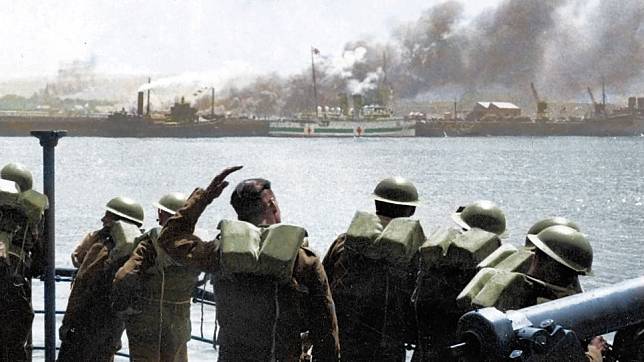 9 Potret Evakuasi Dunkirk Ini Dibuat Berwarna, Dramatis Abis!