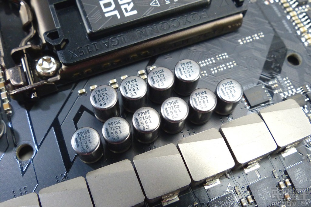 處理器核心供電後端 FPCAP 儲能濾波電容採用多顆不同容值的組合方式，105℃ 運作環境的壽命達 1 萬小時