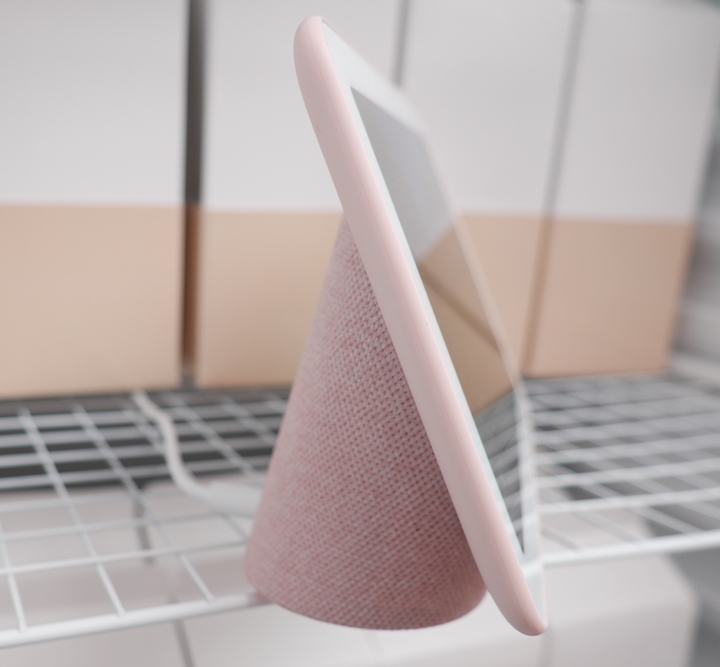 Google Home Hub 智慧顯示器動眼看：可愛外型內裝 Google 助理、用語音代替操控