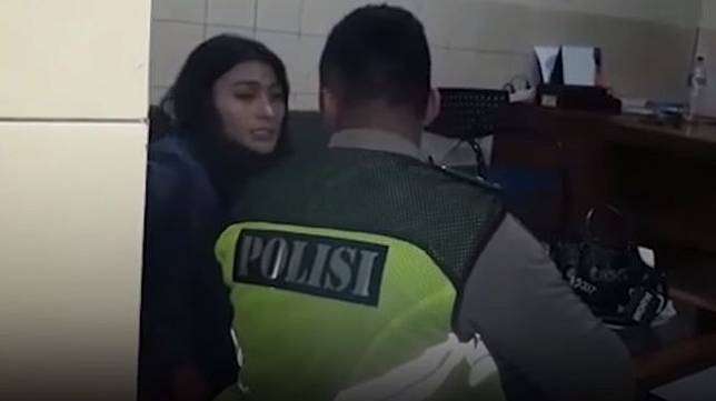 Tiara Ayu Fauziah di kantor polisi, usai menabrak sopir ojek online. (YouTube Kriminologi id)