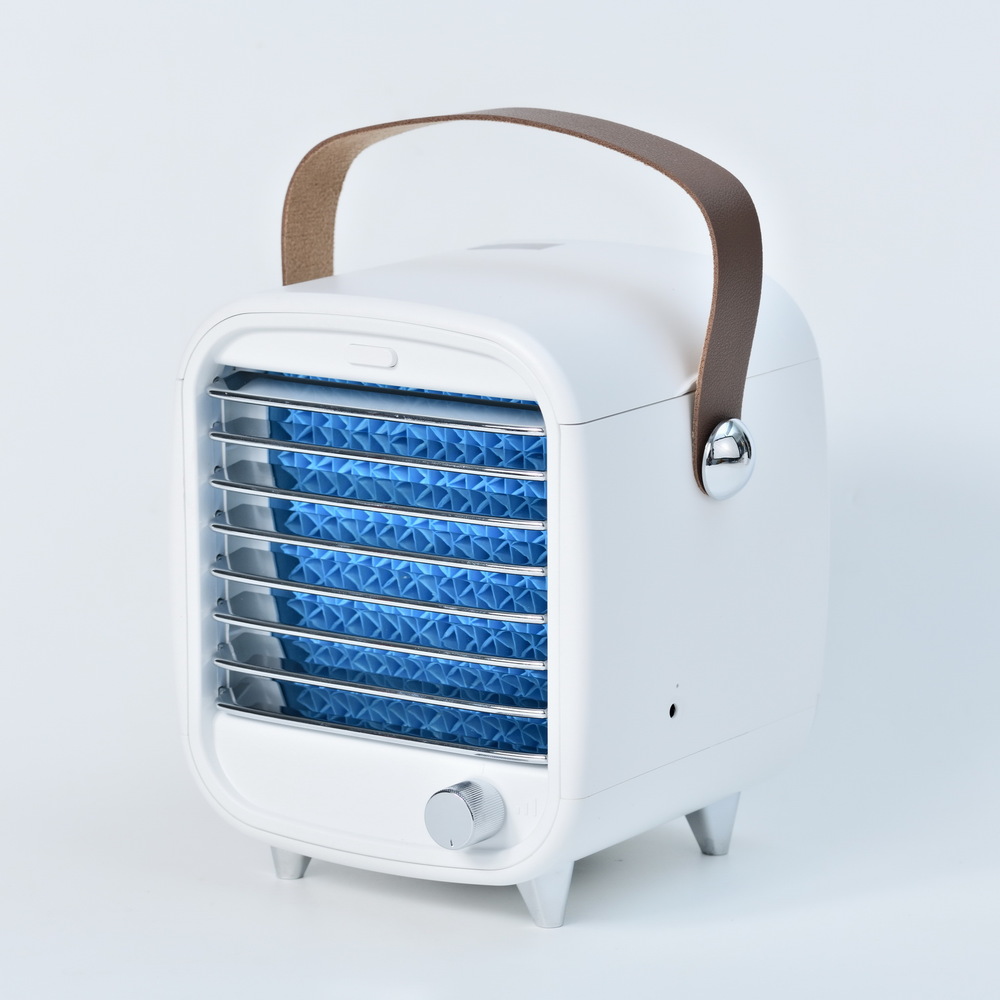 炎熱高溫想快速變涼，就來個Roommi 冰冷扇吧！超輕小體積設計，三段式快速降溫，可行動電源供電，讓你快速擁有降10度以上的瞬涼感受，比水冷扇更有感。夏日消暑的必備小巧行動冷氣你決不可錯過！品牌: R