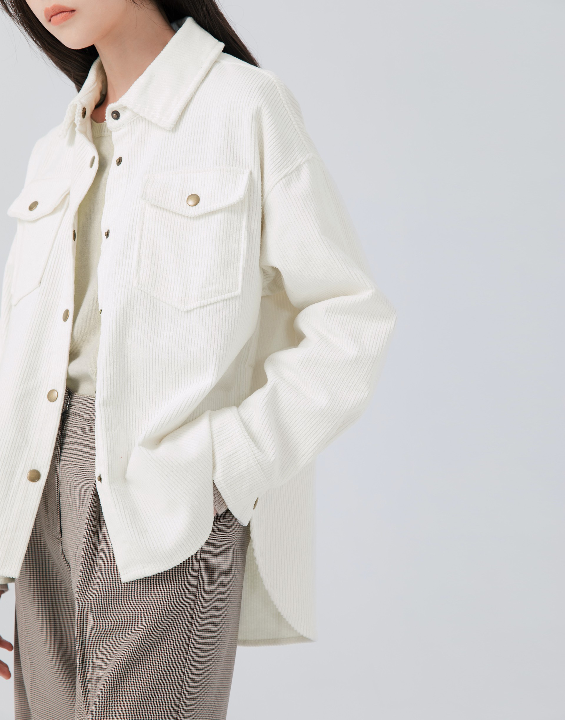 彈性：無 復古燈心絨質料、復古壓釦、下擺圓弧前短後長、微寬鬆版型、可單穿也可當外套