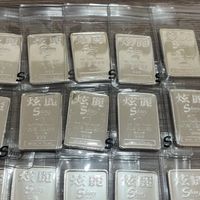 腳在你腿上