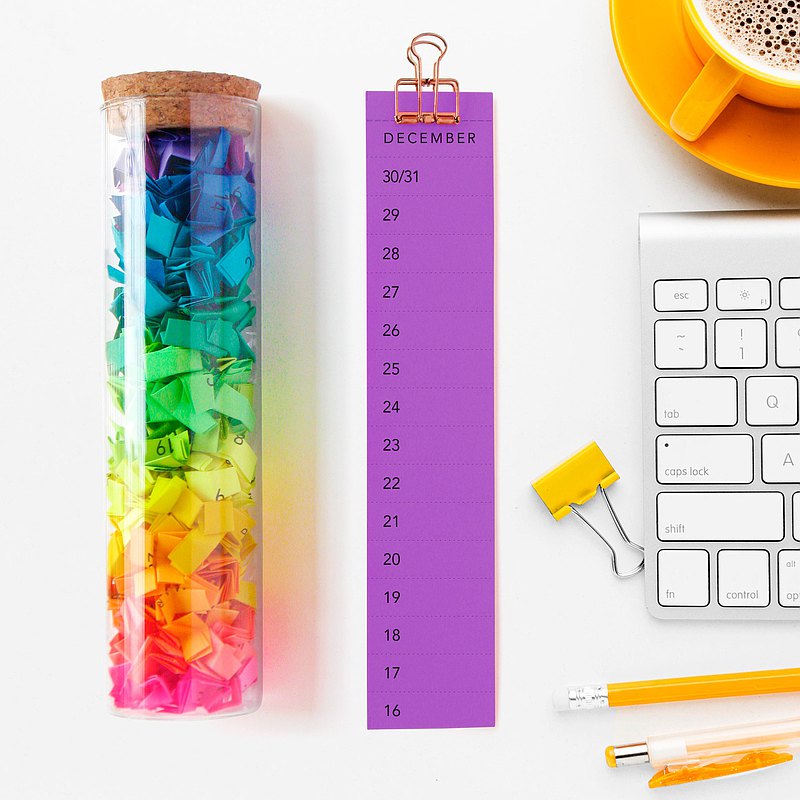 2020大家都經歷了風風雨雨，新的一年讓colorful的彩虹年曆為你打氣吧。每天把用過的彩虹日曆日曆剪下放到玻璃瓶子里，一年過去你會收穫到自己美麗的彩虹哦~ 把彩虹留下，玻璃瓶萬年曆也可以一直不斷重