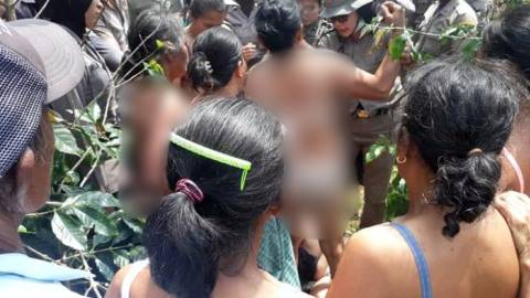 Aksi Telanjang Ibu Ibu Tolak Pembangunan Kawasan Wisata Danau Toba