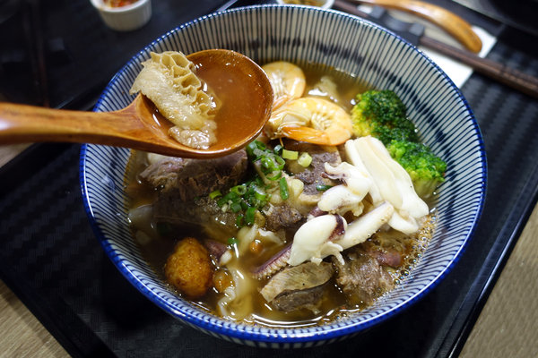 台灣郎正宗牛肉麵-松江南京站好吃牛肉麵，清燉/紅燒/蕃茄/咖哩牛肉麵、油潑抄手麵、手工水餃，中山區牛肉麵推薦(附台灣郎正宗牛肉麵菜單)