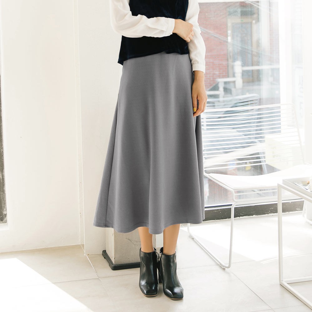 以沉穩的色調，純粹的壓紋面料纹理，增添濃濃秋冬氣息俐落的剪裁與口袋設計，長裙版型讓穿著時擁有修身比例上著隨意搭配都能展現氣質出眾的魅力風格~此款4色長裙，適合優雅OL上班穿搭、出遊約會穿搭、戶外休閒穿