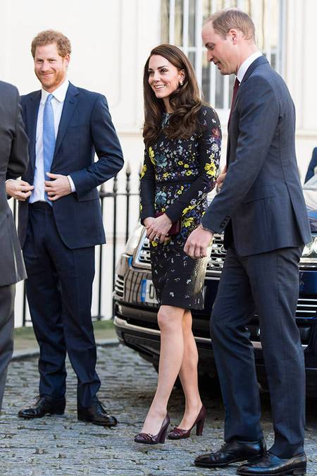 8 Foto Ini Jadi Bukti Kalau Pangeran Harry Itu Keren & Nggemesin