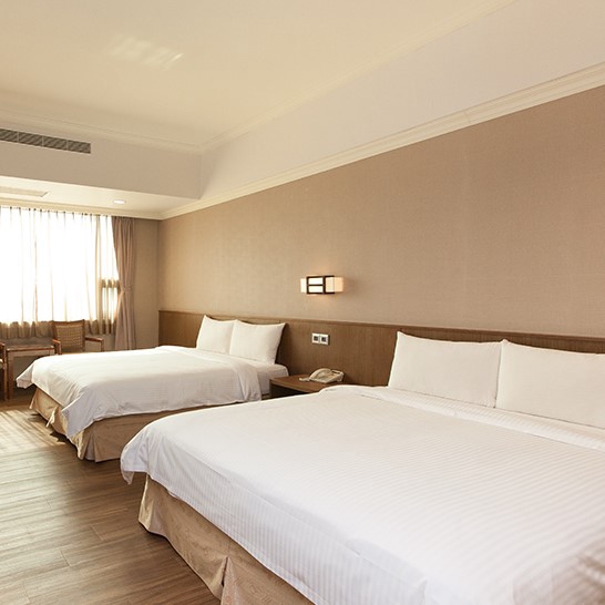 戶外滑草場:位於飯店後方，小型滑草場地，簡單的滑草遊戲卻能讓親子之間增加更多美好的旅行回憶。開放時間：9：00～10：00 16:00～17:00 (需由飯店人員陪同)F HOTEL阿里山館座落於阿里