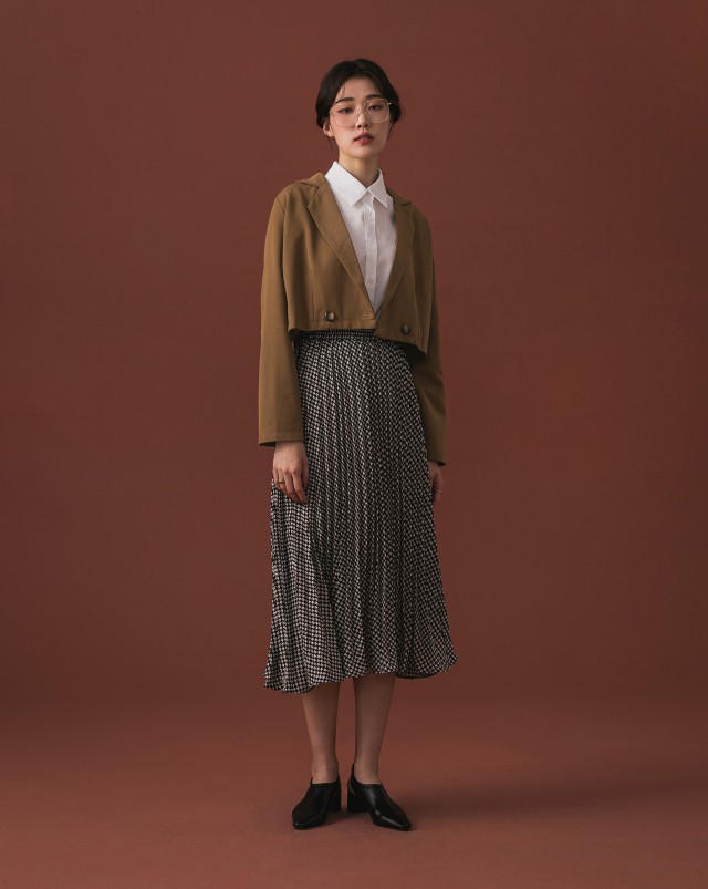 西裝面料/有內裡/胸口內測有暗袋/短版設計/內側有暗釦/交疊V領設計