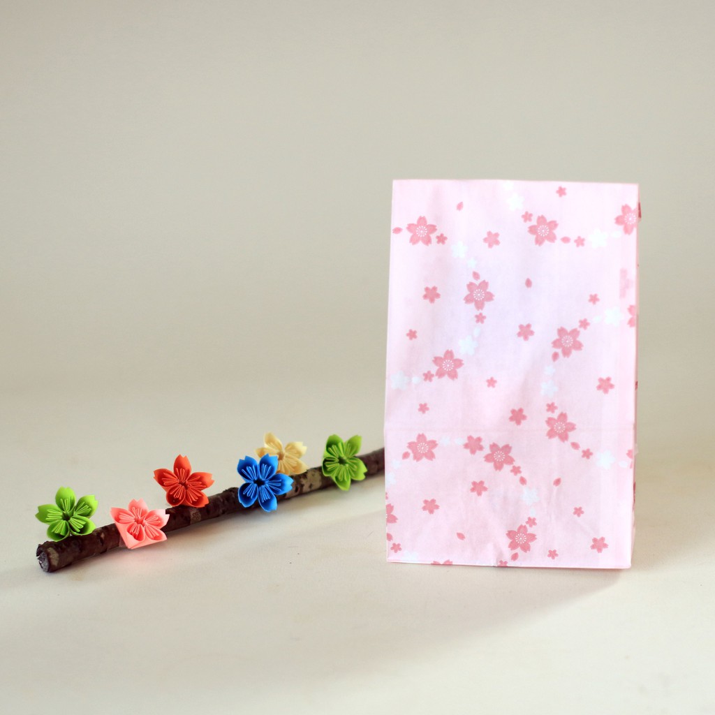 手持一杯特調，搭配著櫻花美景書寫一封情書，給心愛的人分享浪漫櫻花喜悅。※ 櫻花明信片*1：揮灑浪漫情懷※ 櫻花季限定紅茶*1：(特殊風味紅茶30克—酸甜滋味)※ 使用粉紅櫻花包裝紙精緻包裝#紅茶 #茶