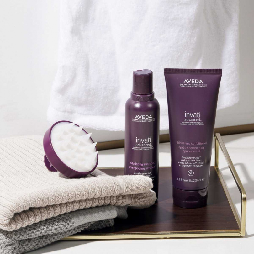 AVEDA周慶限定組，蘊活菁華洗髮精200ml+蘊活菁華滋養液150ml (售價3,900元) ，贈「蘊活頭皮按摩刷」X1 (價值800元) （圖／品牌提供）