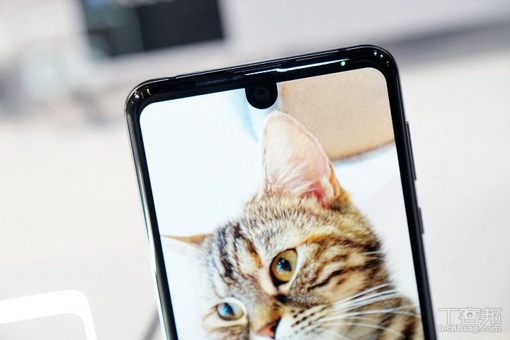 上水滴、下山羊鬍，夏普在台推出旗艦手機 Aquos R3