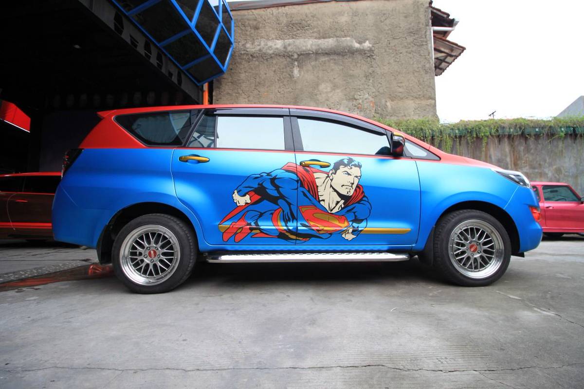 Ganteng Nih Modifikasi Toyota Innova Reborn Pakai Cutting Sticker Superman Gridoto LINE TODAY