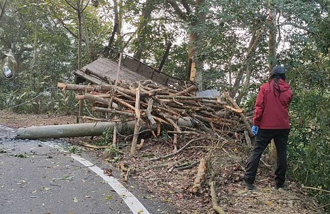 男子駕鐵牛車撞電桿彈飛20公尺深谷 膝蓋以下斷成兩截身亡