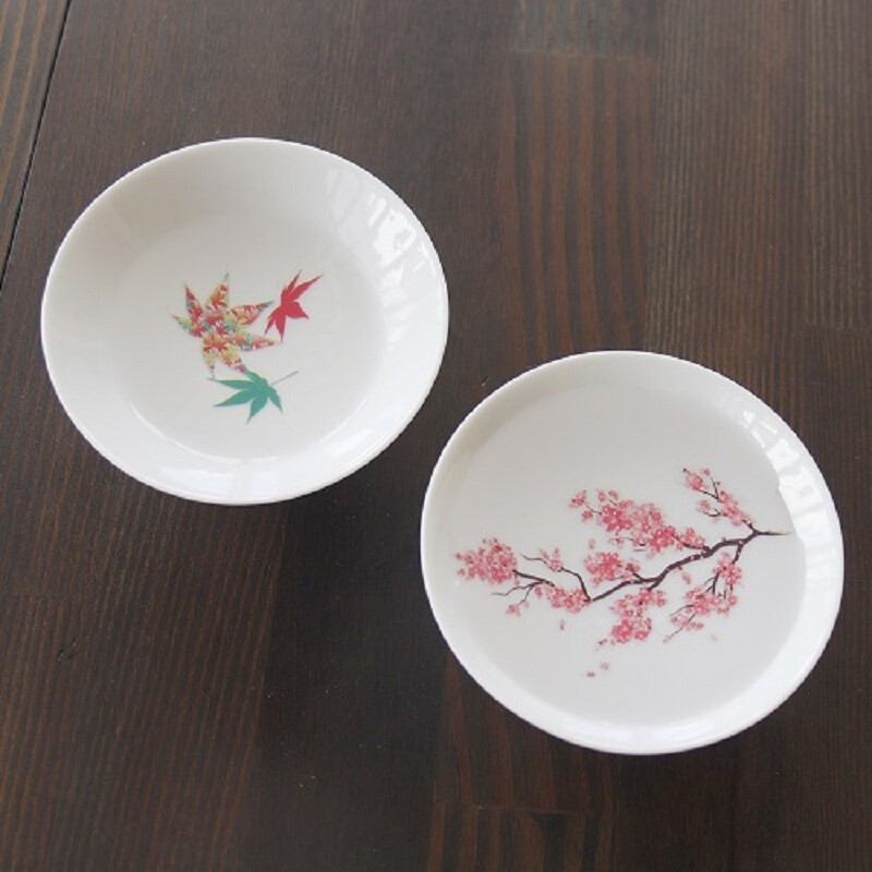 商品特色 日本三大名陶美濃燒最具代表性產地 高質感安心無毒日常食器首選 注入攝氏45度以上的茶水就能看見紅葉綻放 讓您一邊啜飲茶水或清酒一邊賞櫻 為餐桌點綴更多繽紛的視覺饗宴 禮盒包裝適合節慶送禮 品