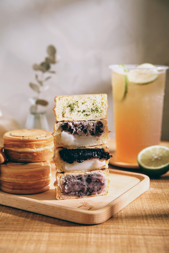 商品特色 外婆的茶屋 日式金川燒揉合了傳承與改變以木炭焙烤透過木炭充滿古味的加熱方式讓紅豆餅的水氣減少增加了外皮酥脆口感 6種傳統與創新的口味 解凍後烤箱簡單覆熱即可重現 現做般的美味口感 感受 平凡