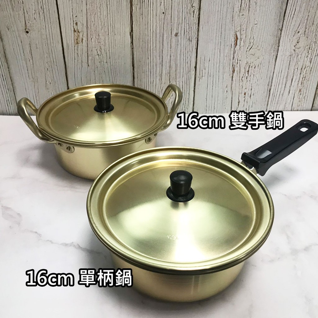 規格：直徑16cm 使用方法：適用於直火、瓦斯爐 材質：99%鋁製 泡麵鍋為大量製造再經由韓國運送來台 難免有刮痕 泡麵鍋從韓國進口，並無專屬盒包裝運送，因此表面會有輕微的摩擦痕跡， 實體絕對全新無人