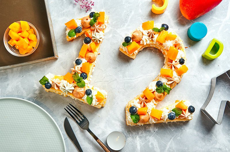 平板教學，無壓力感，初學者也完全不擔心，老師隨時協助完成。 創意無限，自由自在的作屬於自己的蛋糕，表心意最高。