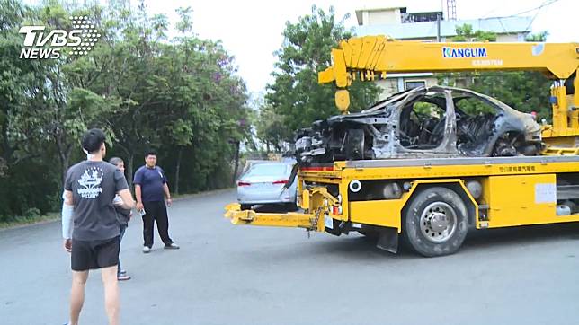 國一岡山路段火燒車　車禍撞擊影像曝光