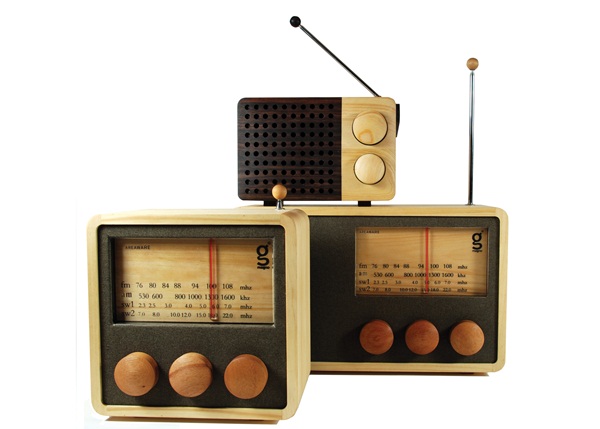 iPod、MP3 Player當道時代，幾乎已忘了過去聽音樂時，那種需要手動調頻、變換曲目的感受，還在用iPod、MP3 Player聽歌嗎？試試放下它們吧！改用復古收音機試試，保證讓你回憶湧上心，甚至更記起昔日的美好。