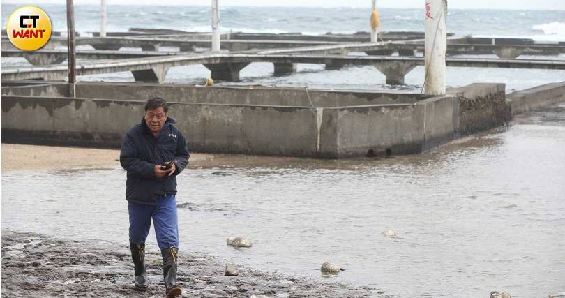 台海黑化2／志工衝北海岸力抗黑色煉獄　暖心留雨鞋「給下一個需