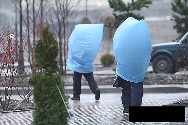 14 Bentuk Jas Hujan Paling Unik, Bikin Ngakak Parah