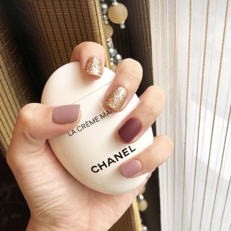 美甲工具：材質：ABS樹脂規格：24片/盒貨源：公司貨產地：中國保存期限：5年*注意:指甲生產出來是一版整條,工人要一個個掰下來,指尖是連接處,掰下來的時候會有缺口或者多一點,介意的請先考慮我們提供平