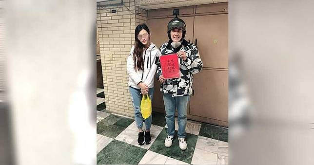 外送員敲門「你好我馬英九」　長髮妹傻眼笑噴「我素顏醜爆耶！」