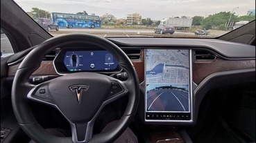 不再搞錯油門煞車？ Tesla 新的「回充煞停」 體驗獲車主好評（影片）